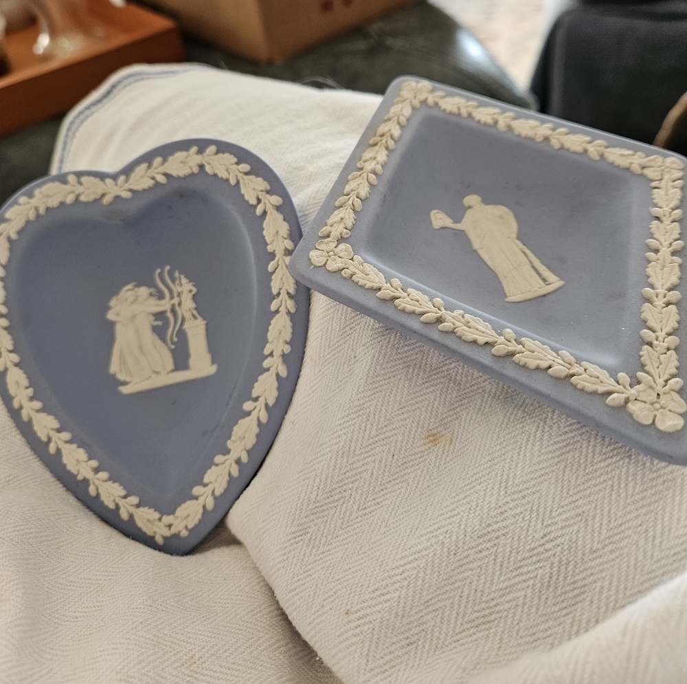 2 Wedgwood trinket dishes
